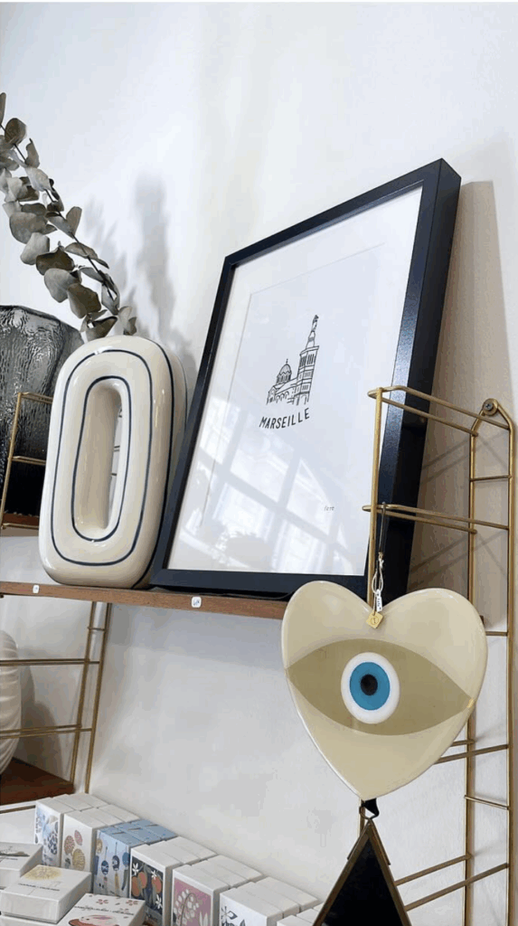 dans le concept store The Shop vous trouverez des affiches design et des souvenirs de Marseille