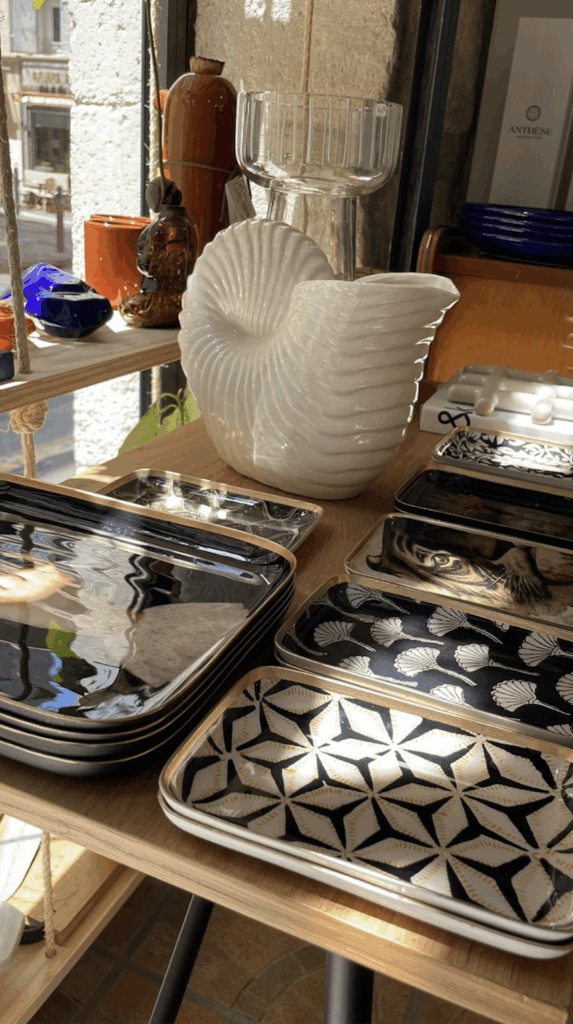 De beaux objets dans une ambiance chaleureuse à la boutique Marseillaise The Shop 